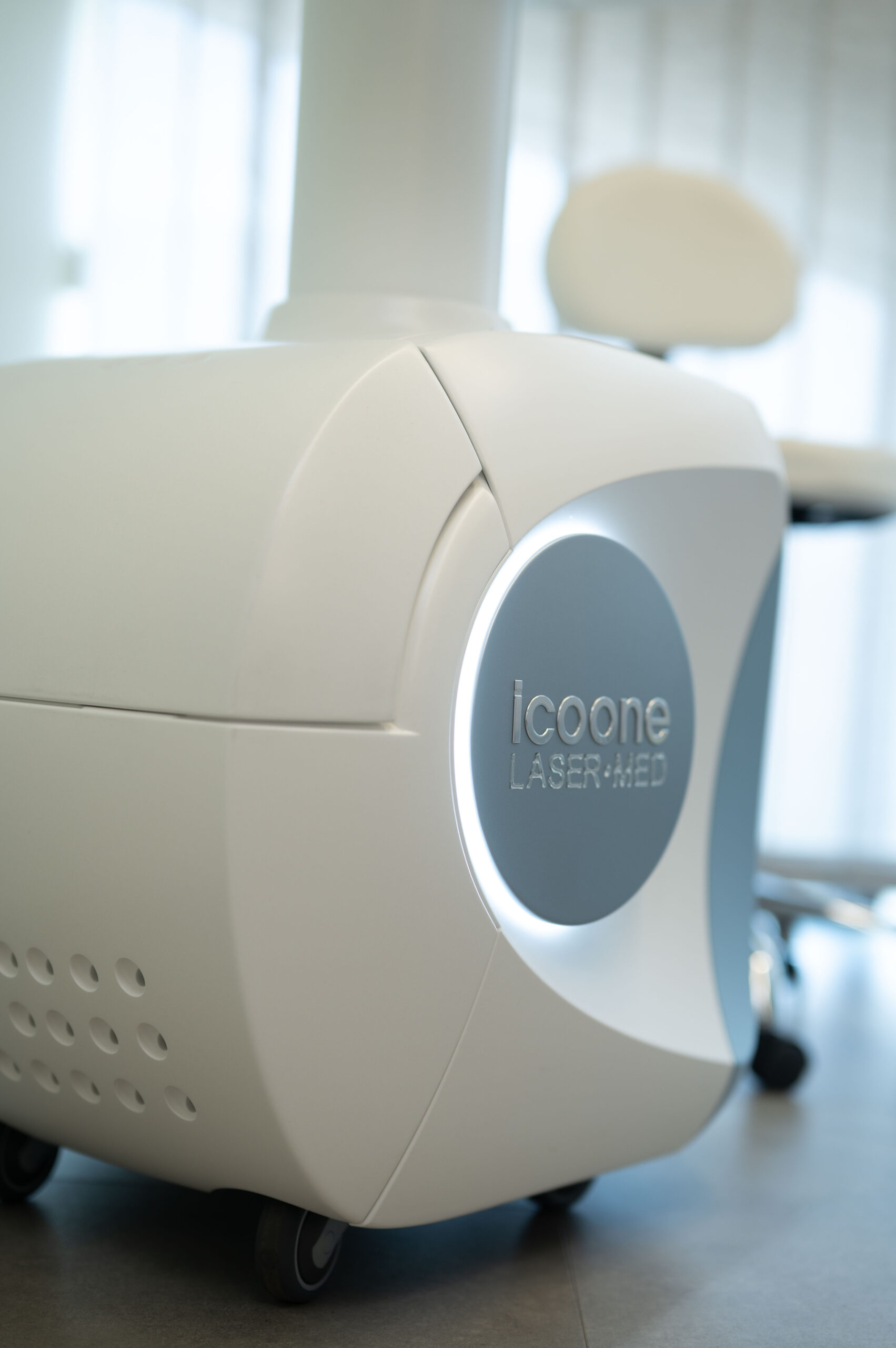 Детайл от ICOONE Laser MED апарат в Aurora Derm София