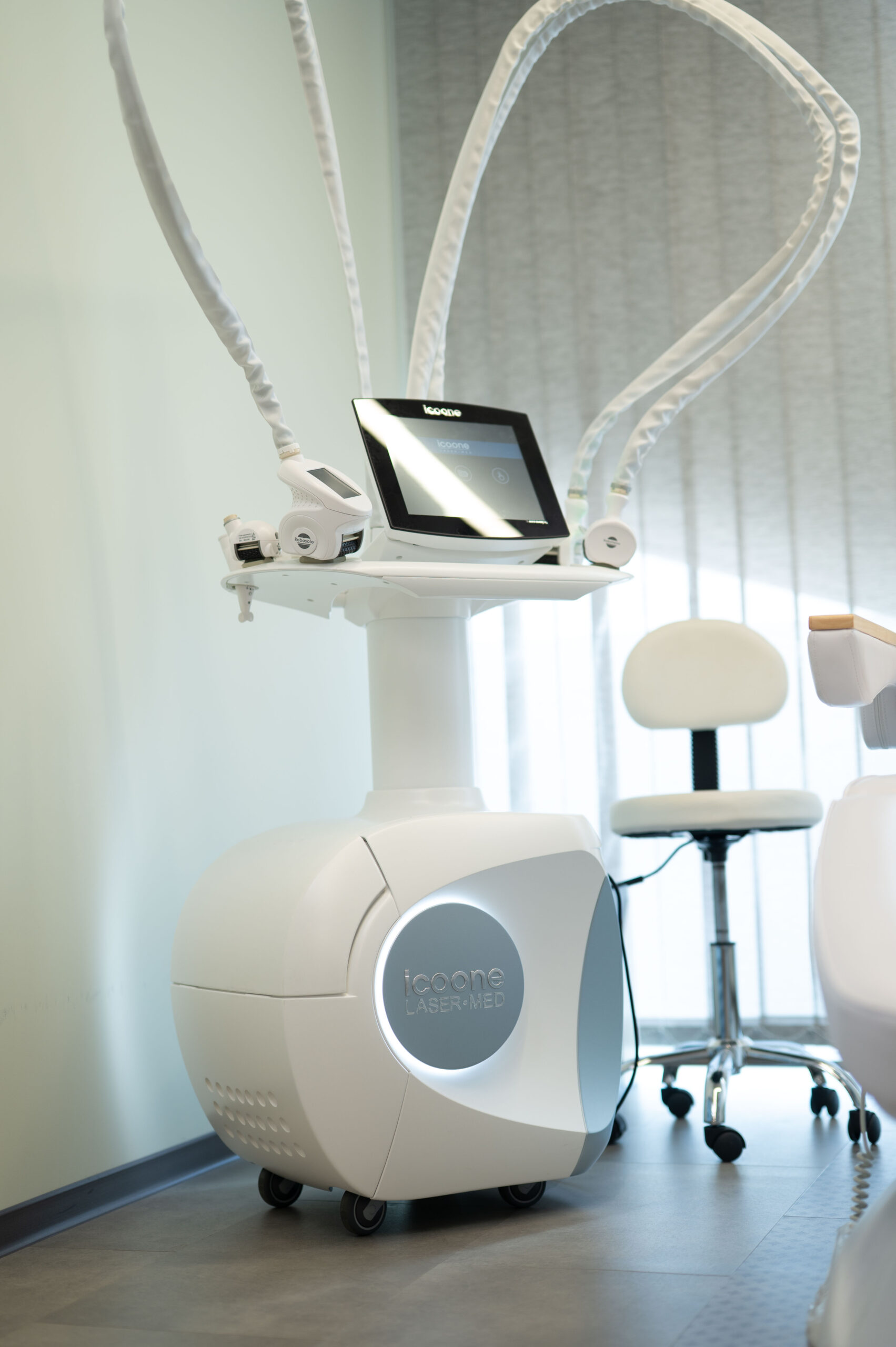 ICOONE Laser MED апарат в кабинета на Aurora Derm София