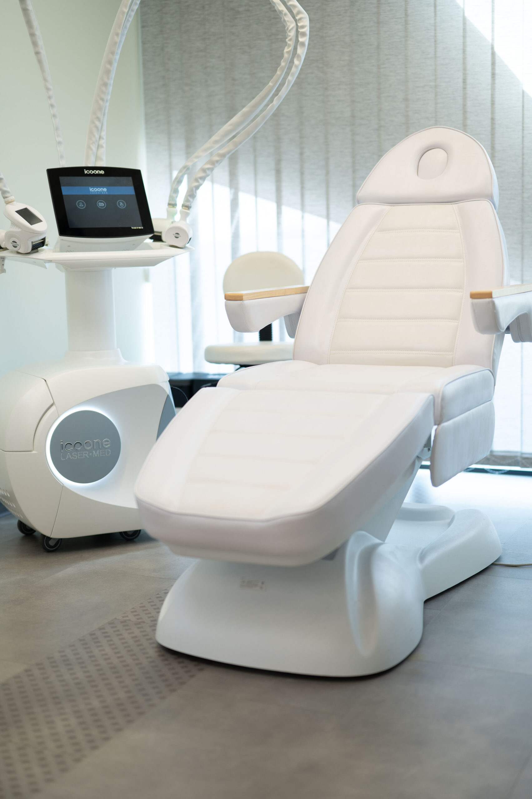 Кабинет с ICOONE Laser MED апарат в Aurora Derm София